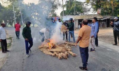 রাজশাহীতে সড়কে আগুন জ্বালিয়ে বিক্ষোভ