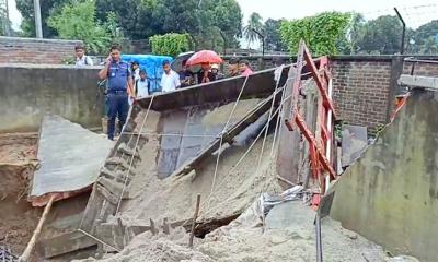 বালুবাহী ট্রাক্টর উল্টে শ্রমিক নিহত