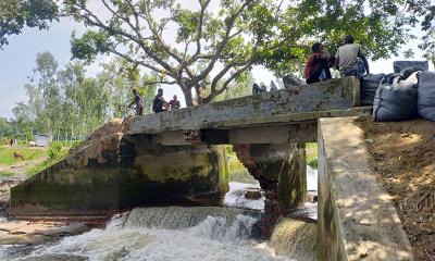 ধসে গেছে সেতুর পিলার, ঝুঁকি নিয়ে পারাপার