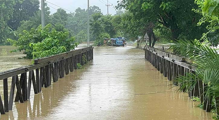 সাজেকে ৩ শতাধিক পর্যটক আটকা