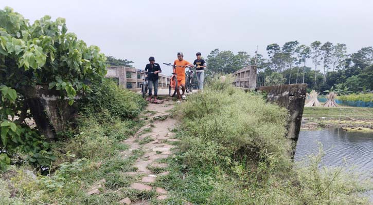 সেতুর সংযোগ সড়কের বেহাল দশা, দুর্ভোগ স্থানীয়দের