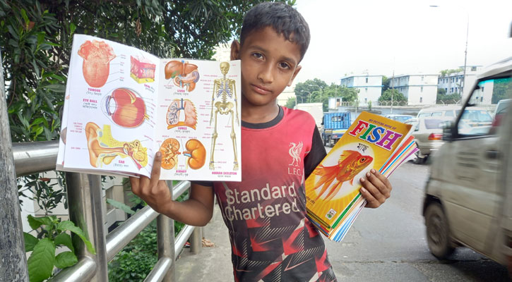 ভিক্ষা ছেড়ে বই বিক্রি করছে পিতৃহীন সিয়াম