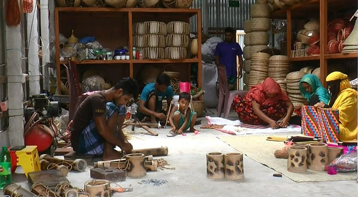 জনপ্রিয় হচ্ছে বাঁশ-বেতের তৈরি হস্তশিল্প