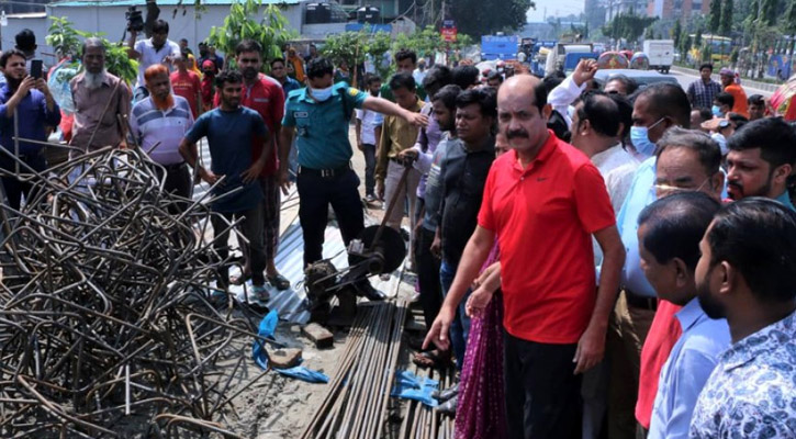 সড়কে রাখা গণপূর্তের নির্মাণসামগ্রী বেচে দিল ডিএনসিসি