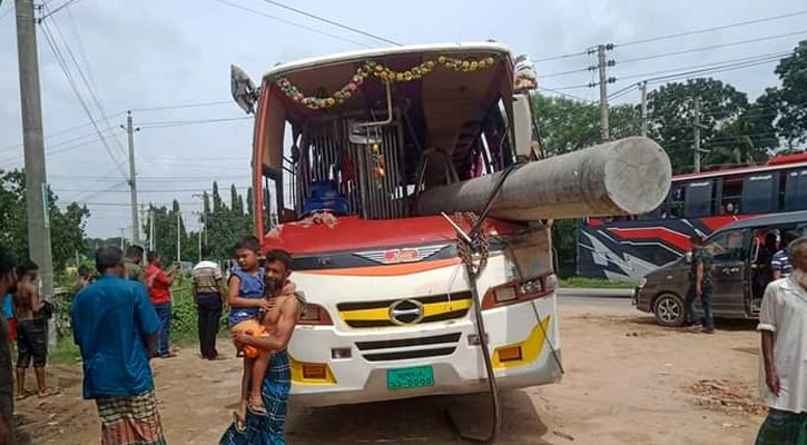 বাসের মধ্যে বৈদ্যুতিক খুঁটি ঢুকে নিহত ১, আহত ১৫