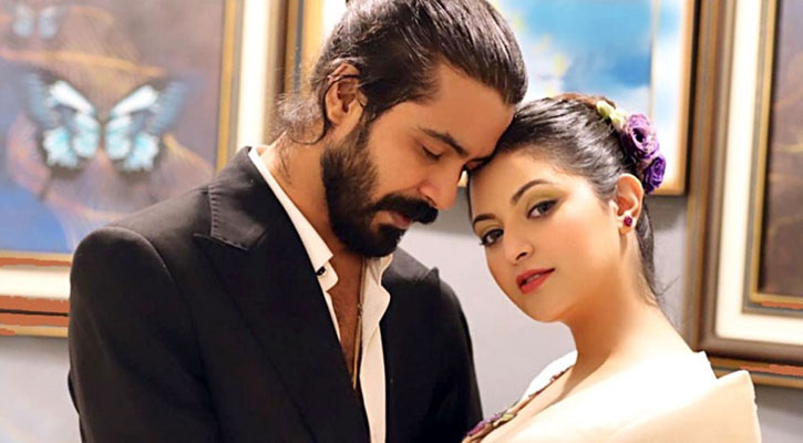 এবার হকির মাঠে রাজ-পরী