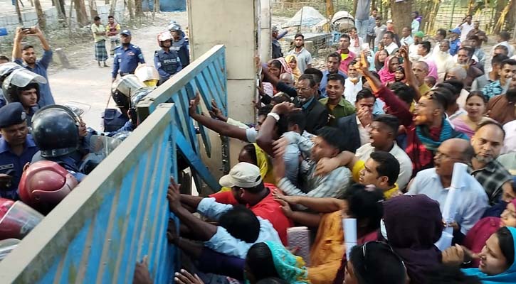 শ্লীলতাহানির অভিযোগে চেয়াম্যানের বিরুদ্ধে মানববন্ধন