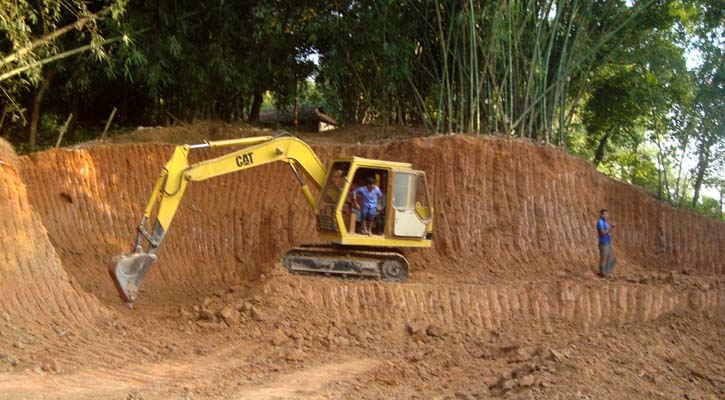 গড় কেটে মাটি বিক্রির মহোৎসব