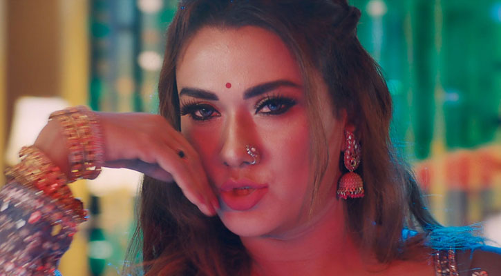 আইটেম গানে মাত করলেন ববি