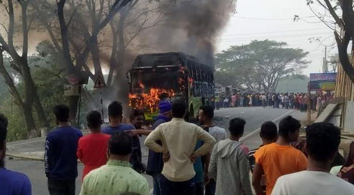 সড়ক দুর্ঘটনায় নিহত ৩, বাসে আগুন বিক্ষুব্ধ জনতার