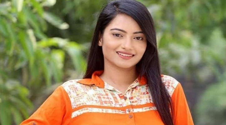 কথা বলছেন অভিনেত্রী আঁখি