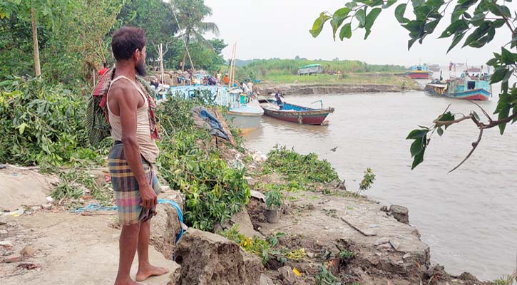 আধা ঘণ্টার ভাঙনে নিঃস্ব ১২ পরিবার