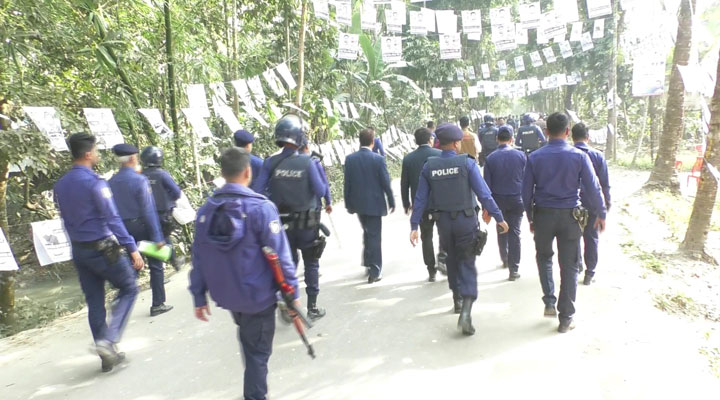 ভোটারদের কেন্দ্রে যেতে বাঁধা, একজনের কারাদণ্ড