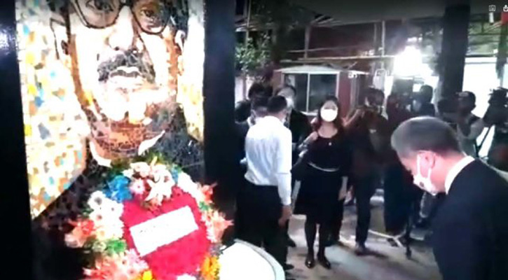বঙ্গবন্ধুর প্রতিকৃতিতে চীনা পররাষ্ট্রমন্ত্রীর শ্রদ্ধা