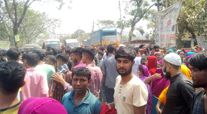 বেতনের দাবিতে পোশাক শ্রমিকদের সড়ক অবরোধ