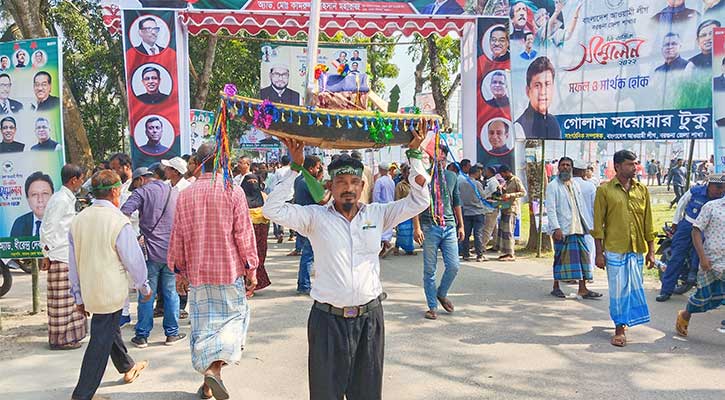 নৌকা নিয়ে সম্মেলন মাঠে জেলে আক্কাস