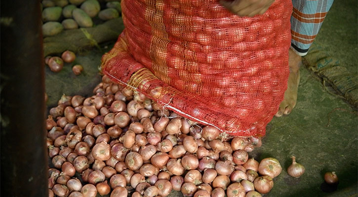 মুরগি-ডিম-সবজিতে স্বস্তি, ফের বাড়ল পেঁয়াজের দাম
