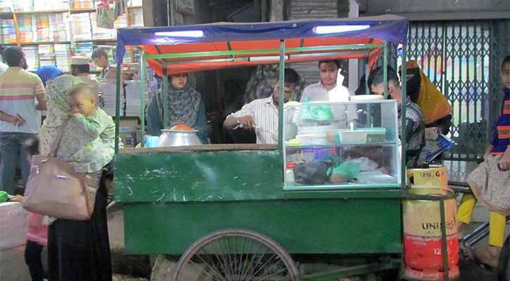 কার্তিকেই ফুটপাতে পিঠা বিক্রির ধুম