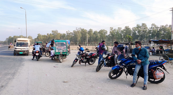 বঙ্গবন্ধু সেতু পারাপারে মোটরসাইকেলই যাত্রীদের ভরসা