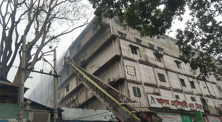 পুরোপুরি নেভেনি বঙ্গবাজারের আগুন