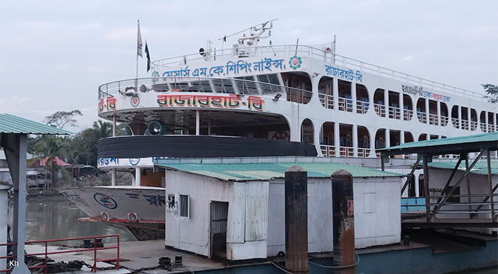 বরগুনা থেকে ঢাকার উদ্দেশে লঞ্চ-বাস ছাড়ছে না