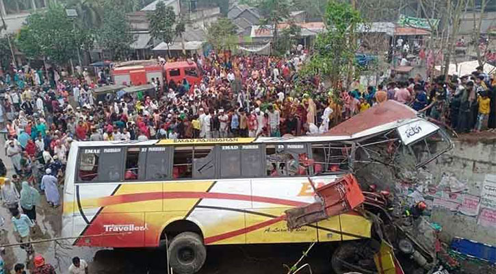 বেপরোয়া গতিই কেড়ে নিল ১৭ যাত্রীর প্রাণ