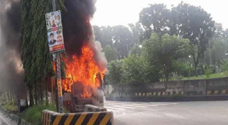 আগারগাঁওয়ে এসি বাসে আগুন