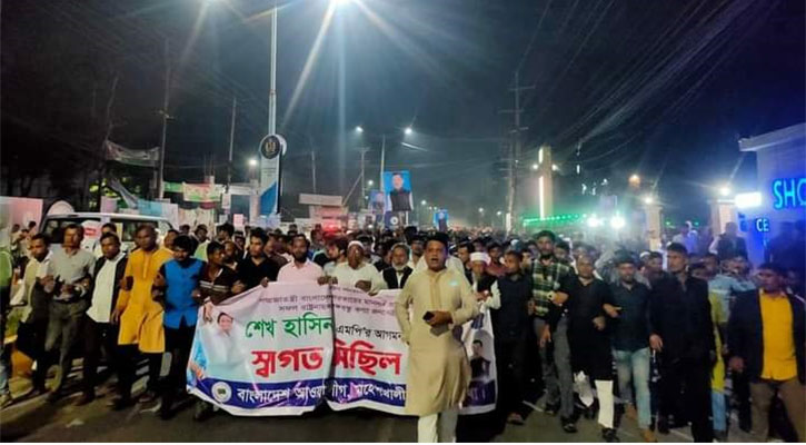 প্রধানমন্ত্রীর আগমনে জনসমুদ্র কক্সবাজার
