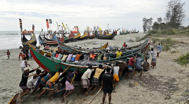 উত্তাল সাগর, ঘাটে ফিরছে ট্রলার