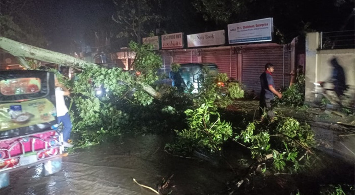 হামুনের আঘাতে কক্সবাজারে ৩ জনের মৃত্যু