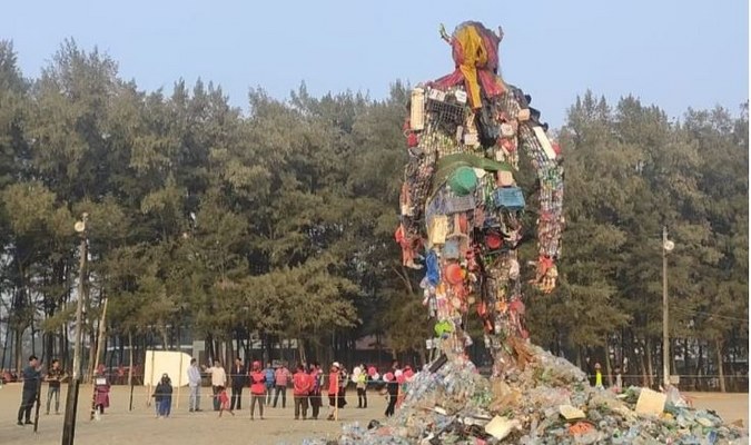 প্লাস্টিকের বর্জ্যে তৈরি ‘দানব’