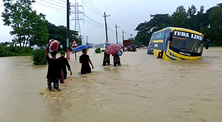 কক্সবাজারে পানিবন্দি চার লাখ মানুষ, সড়ক যোগাযোগ বন্ধ