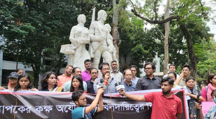 ঢাবি অধ্যাপকের কক্ষ অবৈধভাবে দখলের অভিযোগ