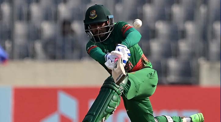 ব্যাটিং বিপর্যয়ে হাল ধরে মেহেদির ফিফটি