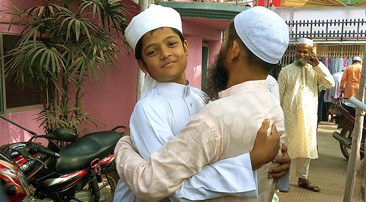 সৌদির সঙ্গে মিল রেখে দেশের বিভিন্ন স্থানে ঈদ উদযাপিত