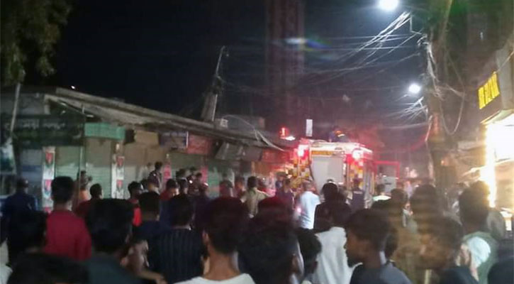 ফরিদপুরে বারীপ্লাজা মার্কেটে আগুন