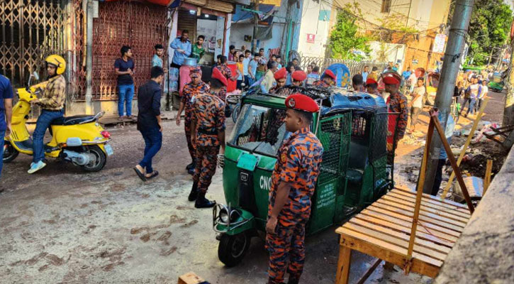 রাজধানীতে ককটেল বিস্ফোরণে অটোরিকশায় আগুন