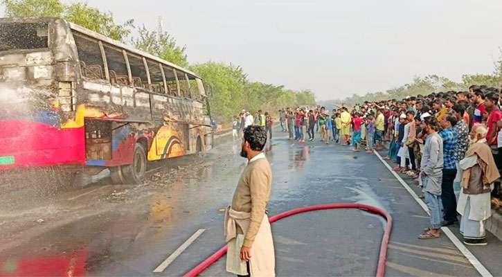 শিবচর এক্সপ্রেসওয়েতে যাত্রীবাহী বাসে আগুন