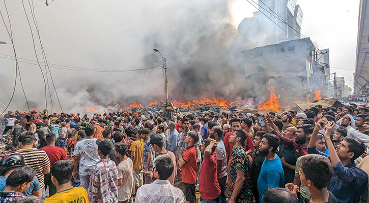 বঙ্গবাজারে আগুন, নিয়ন্ত্রণে ফায়ার সার্ভিসের ৪১ ইউনিট