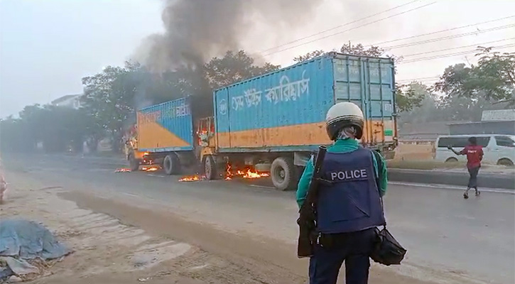 পেট্রল ঢেলে দুই কাভার্ড ভ্যানে আগুন