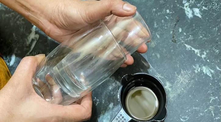 গ্লাসে গ্লাস আটকে গেলে কী করবেন