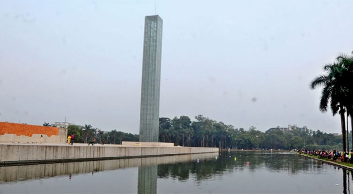 সোহরাওয়ার্দী উদ্যানের গ্লাস টাওয়ারে উঠে পড়ল যুবক