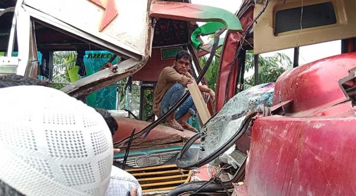 শোক দিবসের কর্মসূচিতে যাওয়ার পথে দুই বাসের সংঘর্ষ, আহত ১৬