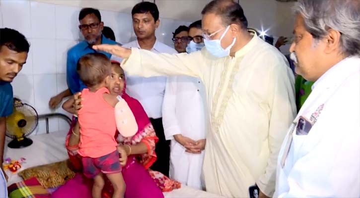 হায়েনার কামড়ে হাতছিন্ন শিশু সাঈফকে দেখতে হাসপাতালে তথ্যমন্ত্রী