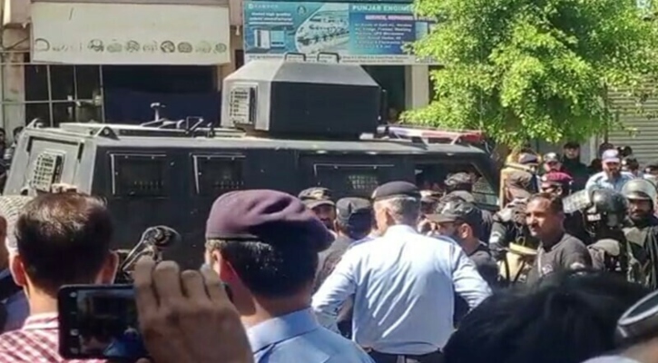 পাকিস্তানের সাবেক প্রধানমন্ত্রী ইমরান খান গ্রেপ্তার