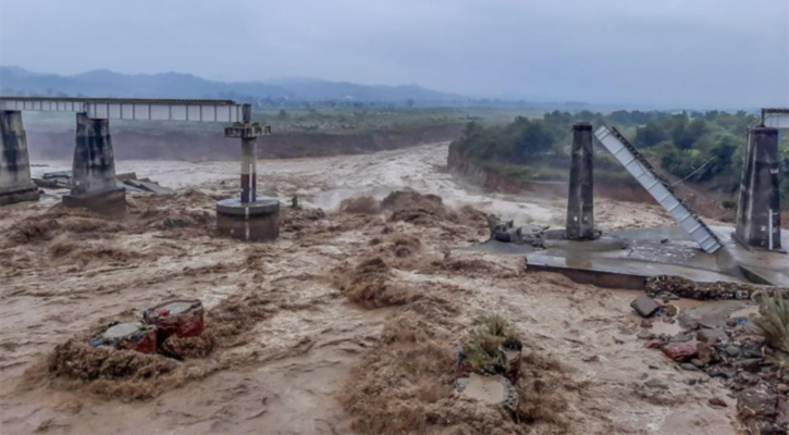 বন্যায় ধসে পড়লো ভারতের ৯০ বছর পুরানো সেতু