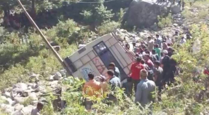 কাশ্মীরে বাস খাদে পড়ে হতাহত ৩৬