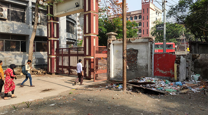 জগন্নাথ বিশ্ববিদ্যালয়ের ফটক যেন ময়লার ভাগাড়