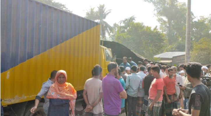 নিয়ন্ত্রণ হারিয়ে খাবারের হোটেলে কাভার্ড ভ্যান, নিহত ৫