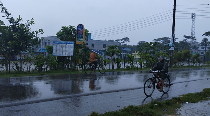 টানা বৃষ্টিতে ঘরবন্দি খুলনার মানুষ